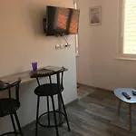 Pied A Terre A 2 Pas De La Et Du Centre *