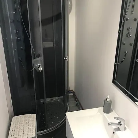 Apartment Pied A Terre A 2 Pas De La Et Du Centre *