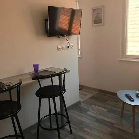 Pied A Terre A 2 Pas De La Et Du Centre *