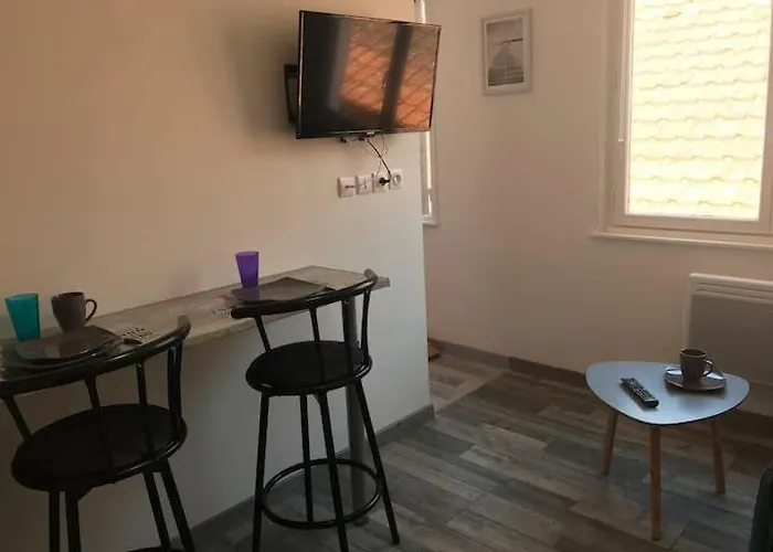 Pied à Terre à 2 Pas De La Et Du Centre *